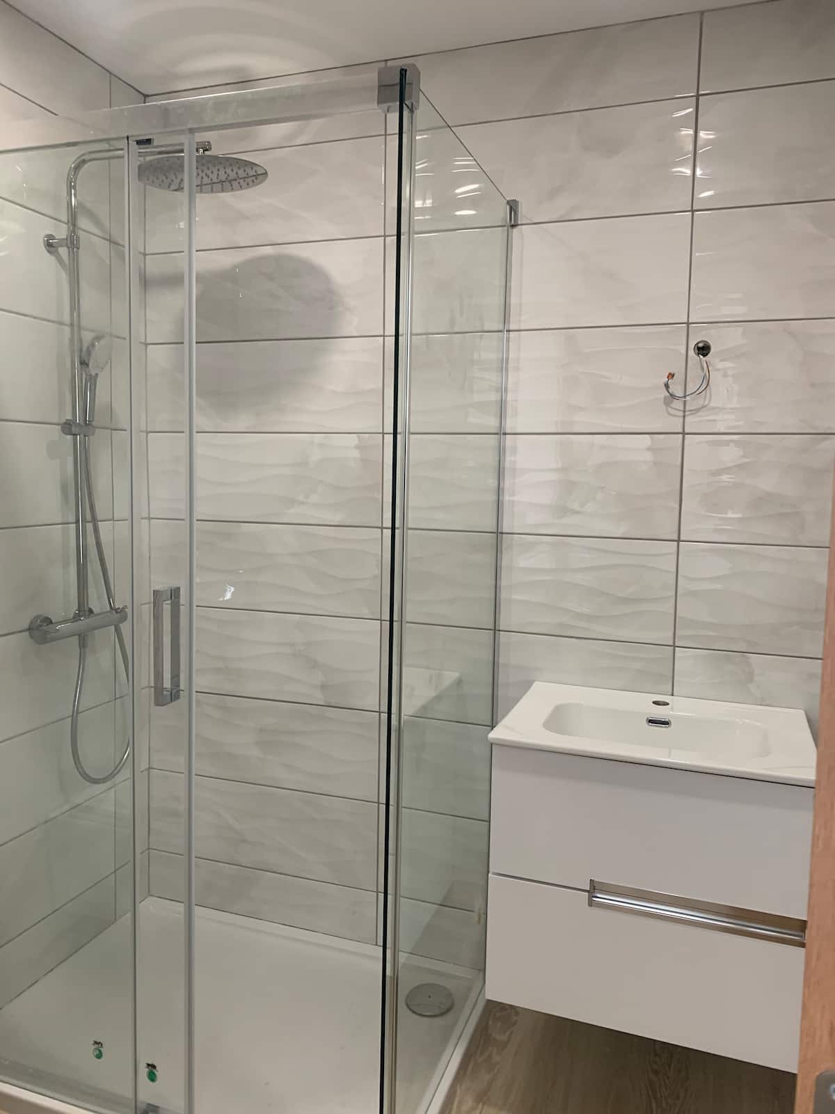 Twin bedroom en-suite shower room