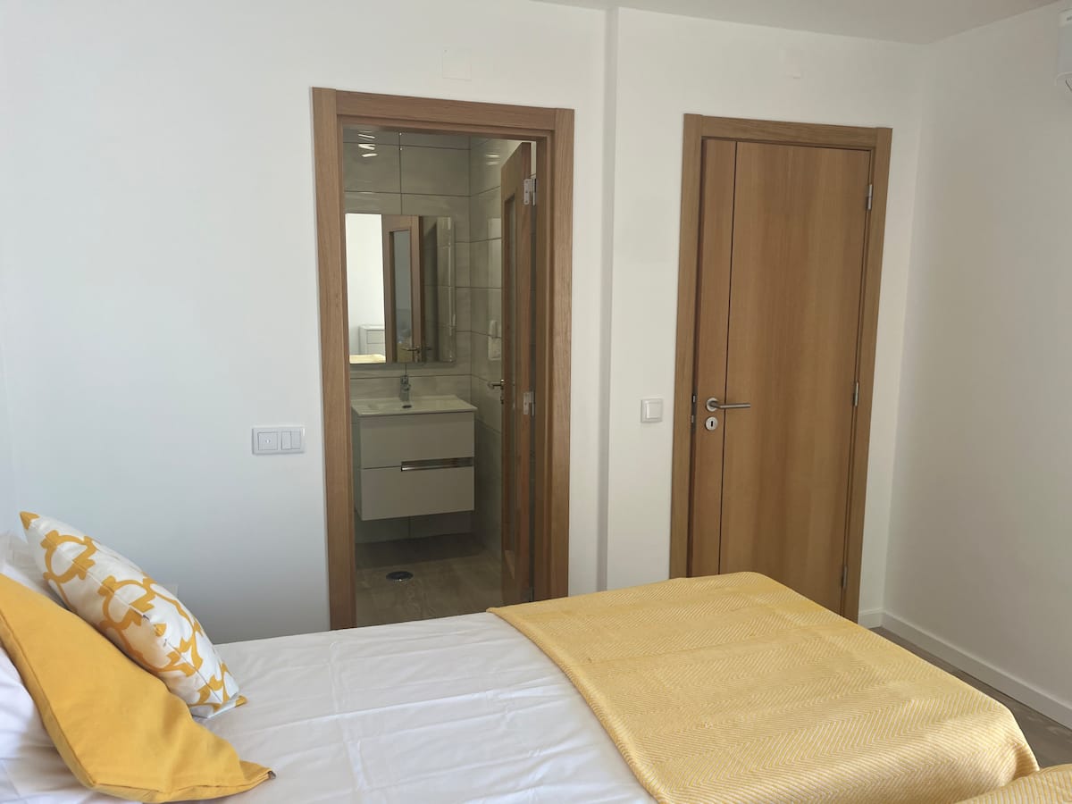 Second view of the twin en-suite