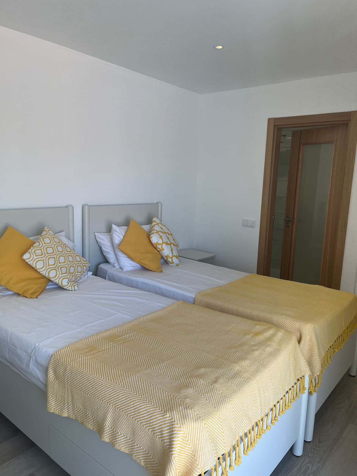 Twin bedroom with en-suite access
