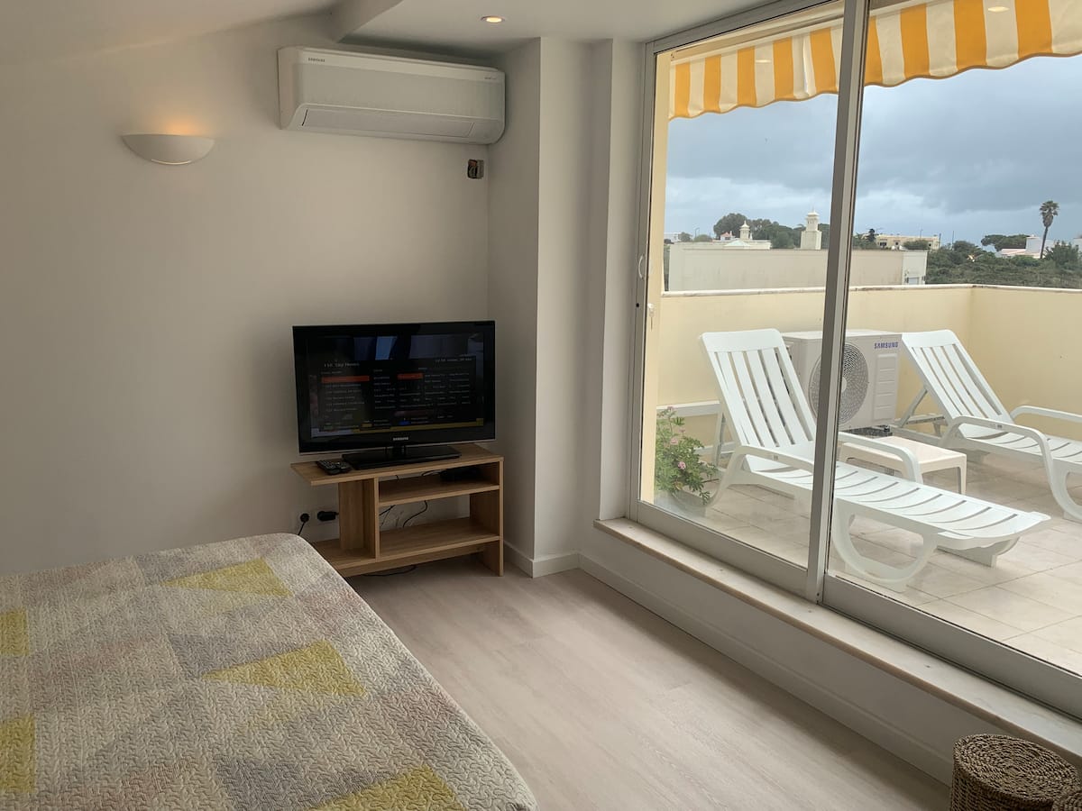 Air-conditioned sleeping and living space