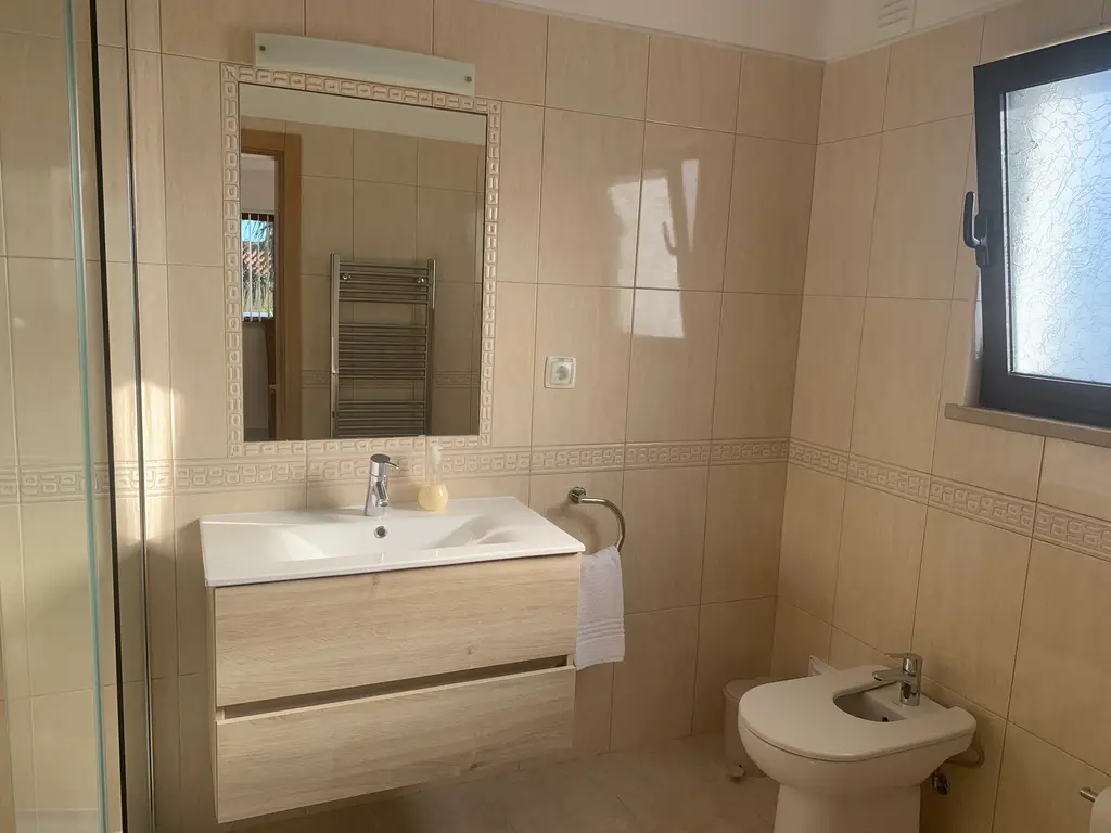 En-suite shower room for the double bedroom